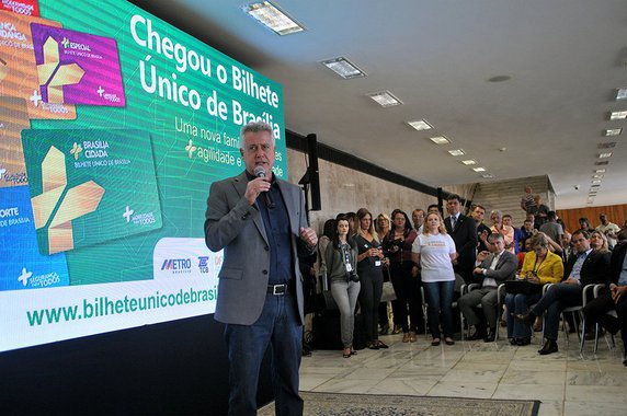 O governador Rodrigo Rollemberg e pelo secretário de Mobilidade, Fábio Damasceno, lançaram o Bilhete Único e a recarga on-line de créditos para abastecer cartões do transporte público. a compra pela internet estará disponível a partir de segunda-feira (25); como parte das celebrações do Dia Mundial sem Carro; o abdicar do cartão, muitos usuários também não aproveitam os benefícios da integração. Com o bilhete, pode-se pegar até três trajetos de diferentes preços, e será cobrada a quantia máxima de R$ 5