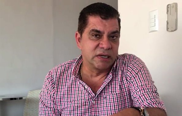 O prefeito de Palmas, Carlos Amastha (PSB), reconheceu que houve atrasos salariais do servidores, mas disse que determinou a antecipação do pagamento da data-base para alguns servidores; o chefe do executivo se manifestou, após o Sindicato dos Servidores Municipais de Palmas (Sisemp) afirmar que gestão não tem credibilidade para apresentar novo cronograma de pagamento parcelado, porque não teria cumprido acordos feitos anteriormente; “Dei ordem, tanto na Secretaria de Administração e das Finanças, para que a gente refaça a folha de pagamento, já que o dinheiro está disponível. Pedi que a parcela de outubro de todas as pessoas que ganham entre R$ 2 mil e R$ 3,5 mil reais [salário base] seja paga ainda nessa folha e mais uma parcela das titularidades”