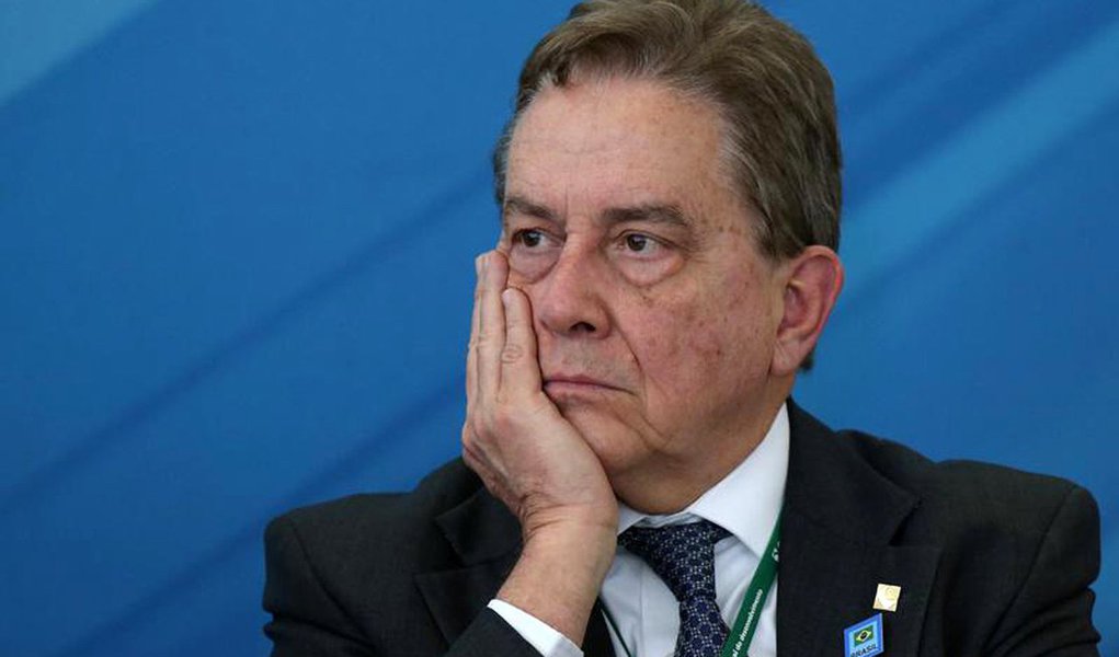 Parte da equipe econômica do governo Michel Temer, o presidente do Banco Nacional de Desenvolvimento Econômico e Social (BNDES), Paulo Rabello de Castro, virou uma espécie de "elefante em uma loja de cristais" devido às constantes críticas feitas pelo executivo contra pontos da política econômica implementadas; segundo esta ala, a permanência de Rabello no cargo atua contra o próprio governo; ministro do Planejamento, Dyogo Oliveira, porém, nega que o governo tenha intenção de trocar o comando do BNDES