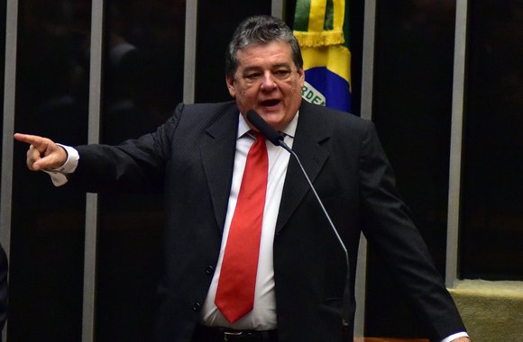 O deputado federal Silvio Costa (Avante-PE) reforçou o discurso do senador Armando Monteiro (PTB-PE) que quer colar no PSB a imagem de golpista por ter apoiado o golpe contra Dilma Rousseff (PT), sem crime de responsabilidade; ambos pretendem convencer o PT, alinhado a Armando nas duas últimas eleições, a não apoiar a legenda pessebista em 2018; “O PT diz que não vota em golpista e o partido golpista no Brasil é o PSB”, afirmou Silvio Costa, ao lado do petebista; Silvio Costa se coloca como pré-candidato ao Senado apoiado pelo ex-presidente Lula