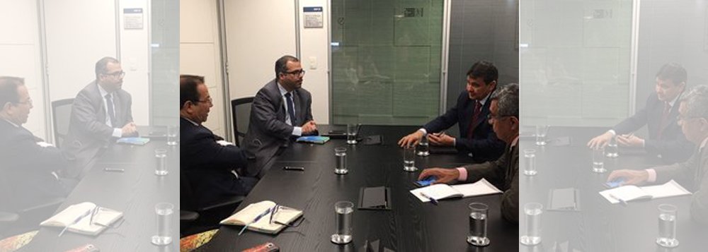 Em Brasília, o governador Wellington Dias se reuniu em audiência, com o vice-presidente de Habitação da Caixa Econômica Federal, Nelson Antônio de Sousa; o chefe do executivo estadual concluiu mais uma importante agenda na qual foi firmada resolução relacionada ao contrato de crédito de R$ 300 milhões já pactuados com a Caixa; a redução nas taxas de juros cobrados pela Caixa solicitada pelo Governo do Piauí em alusão ao limite estabelecido recentemente pelo Tesouro Nacional não foi aprovada pelo banco público