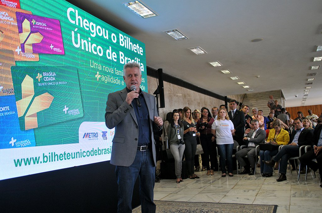 O governador Rodrigo Rollemberg e pelo secretário de Mobilidade, Fábio Damasceno, lançaram o Bilhete Único e a recarga on-line de créditos para abastecer cartões do transporte público. a compra pela internet estará disponível a partir de segunda-feira (25); como parte das celebrações do Dia Mundial sem Carro; o abdicar do cartão, muitos usuários também não aproveitam os benefícios da integração. Com o bilhete, pode-se pegar até três trajetos de diferentes preços, e será cobrada a quantia máxima de R$ 5