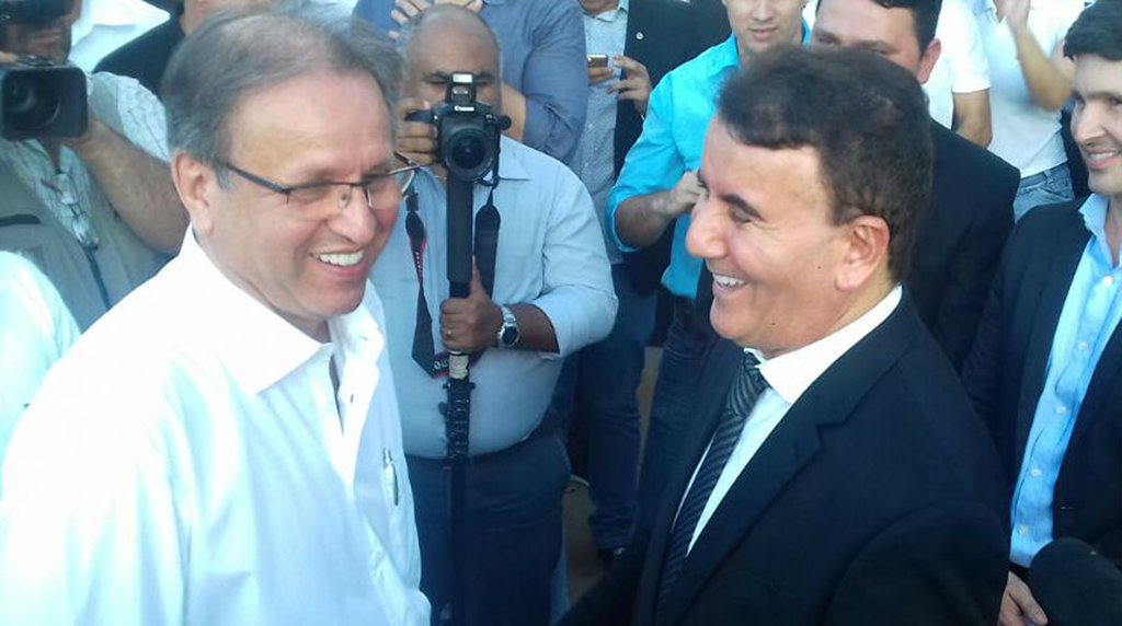Após 15 anos de divergências, o deputado estadual Eduardo Siqueira Campos (DEM) e o governador Marcelo Miranda (PMDB) se encontraram no mesmo palanque, durante a solenidade de entrega de equipamento para a Polícia Civil; a última vez que os dois estiveram juntos num mesmo palanque foi na primeira eleição do governador, em 2002; Eduardo e Marcelo afirmaram que o momento era de retomada de relacionamento institucional, sem pretensão de aliança eleitoral ou mesmo política, temas que ficaram de fora dos pronunciamentos
