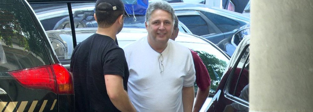 Texto da defesa do ex-governador do Rio Anthony Garotinho aponta que "o Juiz Glaucenir Silva de Oliveira responde hoje a um processo junto ao Órgão Especial decorrente de notícia crime apresentada pelo ex-Governador Garotinho junto ao referido órgão jurisdicional"; de acordo com a nota, "é evidente que o Juiz Glaucenir deveria se declarar impedido para atuar em casos em que seja parte o ex-Governador Garotinho"