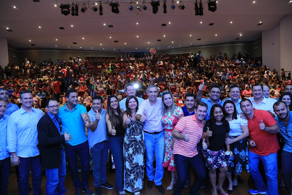 O vice-governador Zé Eliton reuniu mais de 9 mil pessoas ao lançar as vertentes de Habitação e 3º Setor Social do Goiás na Frente, em municípios da região Sul do Entorno do Distrito Federal; “Fazemos política com respeito e solidariedade. Estamos trabalhando por um estado economicamente desenvolvido e, ao mesmo tempo, que promove justiça social”, disse; somente em Valparaíso, Cidade Ocidental e Luziânia, o vice-governador anunciou a construção de 2,1 mil casas; o investimento é de mais de R$ 170 milhões