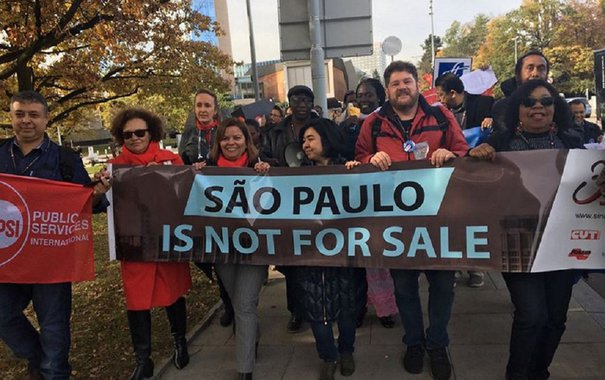O slogan da campanha "São Paulo não está à venda" ganhou as ruas de Genebra (Suíça) nesta quarta-feira, devidamente traduzido para o idioma inglês: "São Paulo is not for sale"; mensagem foi levada ao plano internacional pelos trabalhadores públicos brasileiros, ligados ao Sindicato dos Servidores Municipais de São Paulo, presentes ao ato em frente à sede da ONU; organizado pela Internacional dos Serviços Públicos (ISP), o ato foi realizado em solidariedade aos estagiários da entidade, que trabalham com contratos de forma precária