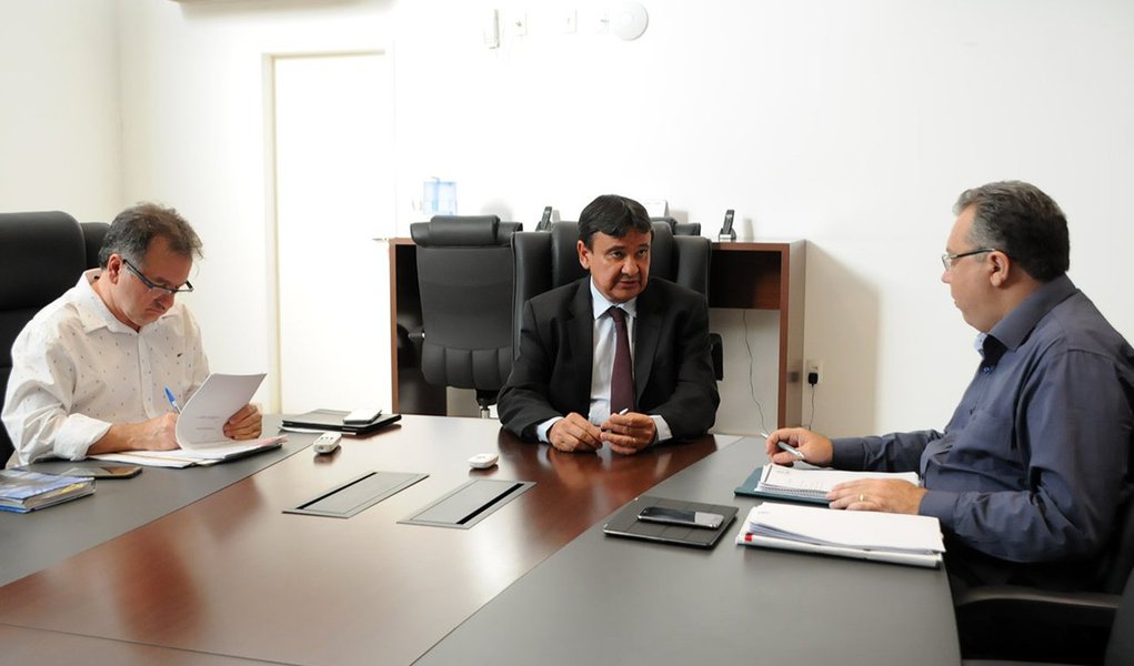Para reduzir as filas de pacientes à espera de procedimentos sem caráter de urgência e emergência, o governador Wellington Dias participou de mais uma etapa do planejamento do Mutirão de Cirurgias Eletivas, que contemplará os 11 macroterritórios de saúde do estado; “É uma parceria com profissionais de saúde visando reduzir uma fila que se formou ao longo dos anos. Por meio desses mutirões, pessoas que esperavam 40 dias por um procedimento cirúrgico passam a esperar 10 dias, uma semana, bem menos que o convencional” ressaltou o governador
