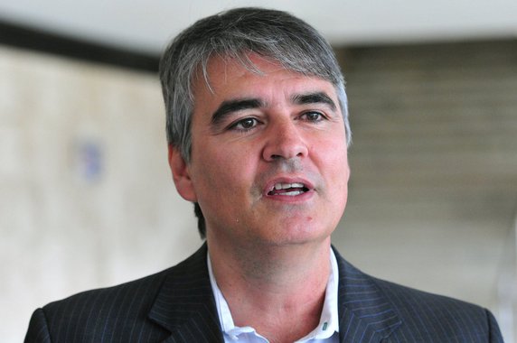 O secretário da Casa Civil, Sérgio Sampaio, afirmou que o governo do Distrito Federal voltará a pagar o salário dos servidores até o último dia do mês trabalhado; segundo o titular da pasta, o compromisso é de fazê-lo até dezembro deste ano; "Ainda vamos receber o projeto aprovado na Câmara [que junta os fundos de previdência do DF]. A partir da sanção, assumimos o compromisso de que não haverá parcelamento de salário e vamos voltar, até dezembro, a fazer pagamento dentro do mês"