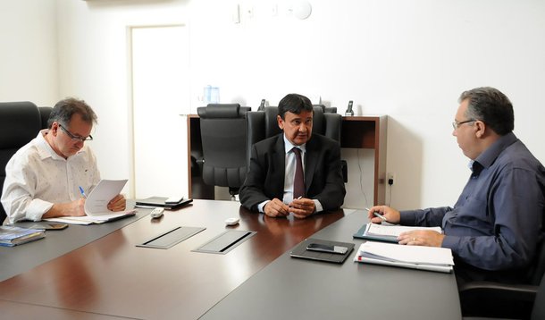 Para reduzir as filas de pacientes à espera de procedimentos sem caráter de urgência e emergência, o governador Wellington Dias participou de mais uma etapa do planejamento do Mutirão de Cirurgias Eletivas, que contemplará os 11 macroterritórios de saúde do estado; “É uma parceria com profissionais de saúde visando reduzir uma fila que se formou ao longo dos anos. Por meio desses mutirões, pessoas que esperavam 40 dias por um procedimento cirúrgico passam a esperar 10 dias, uma semana, bem menos que o convencional” ressaltou o governador