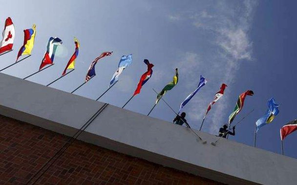 A Comissão Econômica para a América Latina e o Caribe (Cepal) estimou nesta quinta-feira que a região crescerá 1,2% neste ano e registrará aumento de 2,2% em 2018, impulsionada pela produção de matérias-primas; segundo o organismo multilateral, Brasil e México, as maiores economias da região, crescerão 0,7% e 2,2% este ano, respectivamente, e 2,0% e 2,4% em 2018