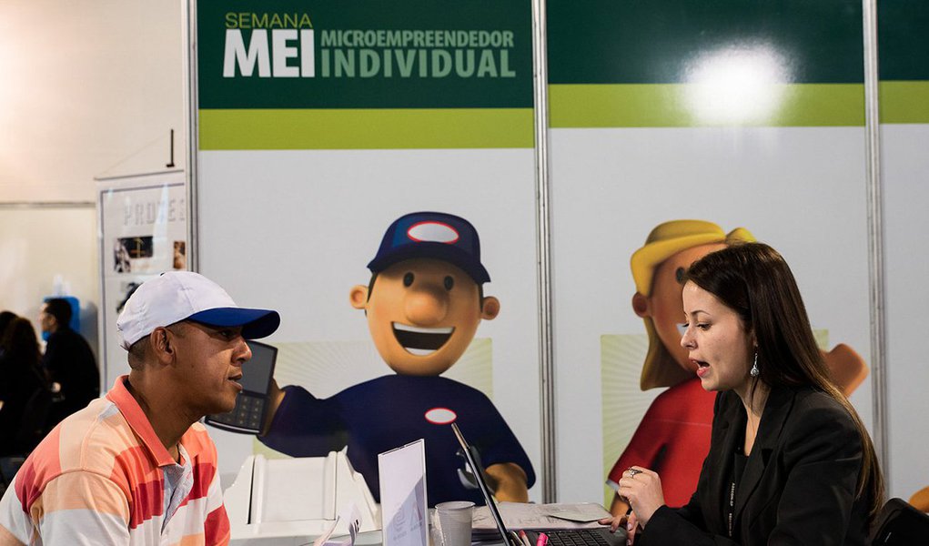 Ter um Cadastro Nacional de Pessoa Jurídica (CNPJ) tem impulsionado o negócio de milhões de brasileiros; de acordo com uma pesquisa feita pelo Sebrae com MEI, 78% deles afirmaram que a formalização os ajudou a vender mais e oito em cada dez que recomendariam fortemente o registro formal para outros empreendedores que ainda estejam na informalidade; o MEI foi criado em julho de 2009 e, desde então, cerca de 7,4 milhões de brasileiros se inscreveram nessa figura jurídica que é vista como o maior programa de formalização no mundo