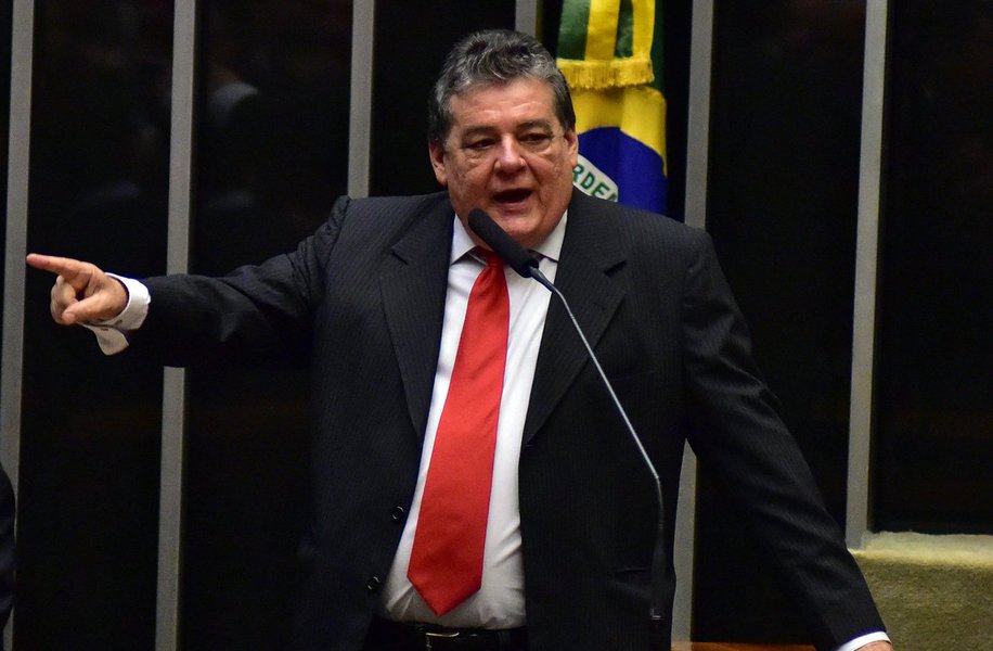 O deputado federal Silvio Costa (Avante-PE) reforçou o discurso do senador Armando Monteiro (PTB-PE) que quer colar no PSB a imagem de golpista por ter apoiado o golpe contra Dilma Rousseff (PT), sem crime de responsabilidade; ambos pretendem convencer o PT, alinhado a Armando nas duas últimas eleições, a não apoiar a legenda pessebista em 2018; “O PT diz que não vota em golpista e o partido golpista no Brasil é o PSB”, afirmou Silvio Costa, ao lado do petebista; Silvio Costa se coloca como pré-candidato ao Senado apoiado pelo ex-presidente Lula
