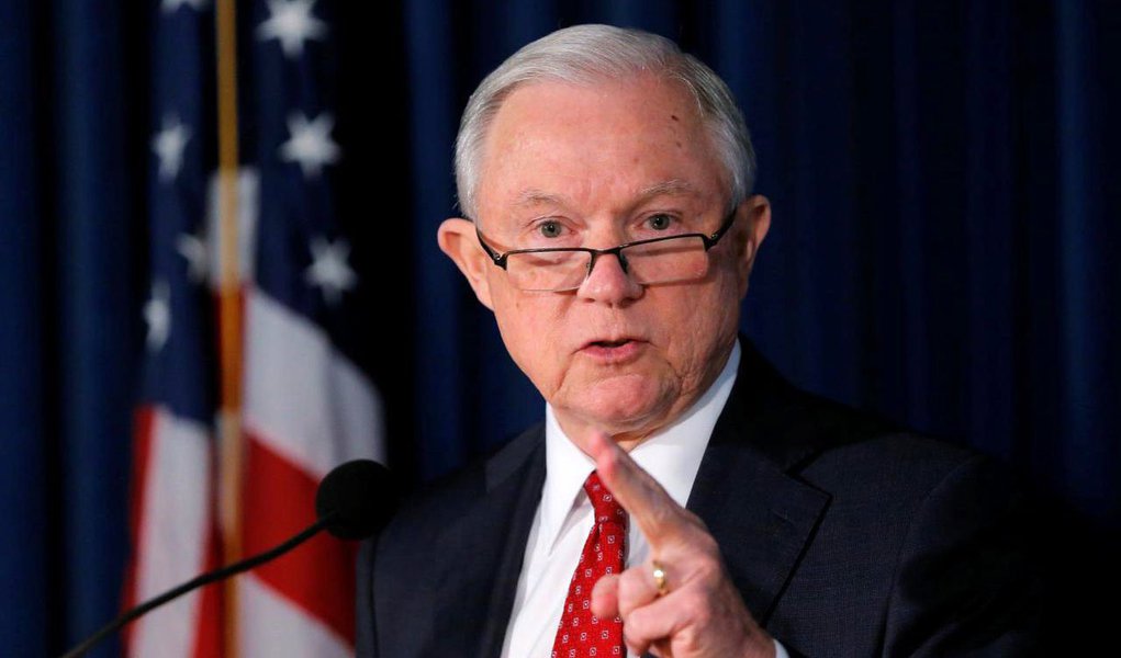 Em depoimento ao Comitê Judiciário da Câmara dos Deputados, secretário de Justiça dos Estados Unidos, Jeff Sessions, disse ter se recordado da reunião de março de 2016 à qual o assessor de política externa George Papadopoulos estava presente, "mas não tenho nenhuma recordação clara dos detalhes do que ele disse durante essa reunião"; em testemunho anterior, ele que disse não estava ciente de tais contatos