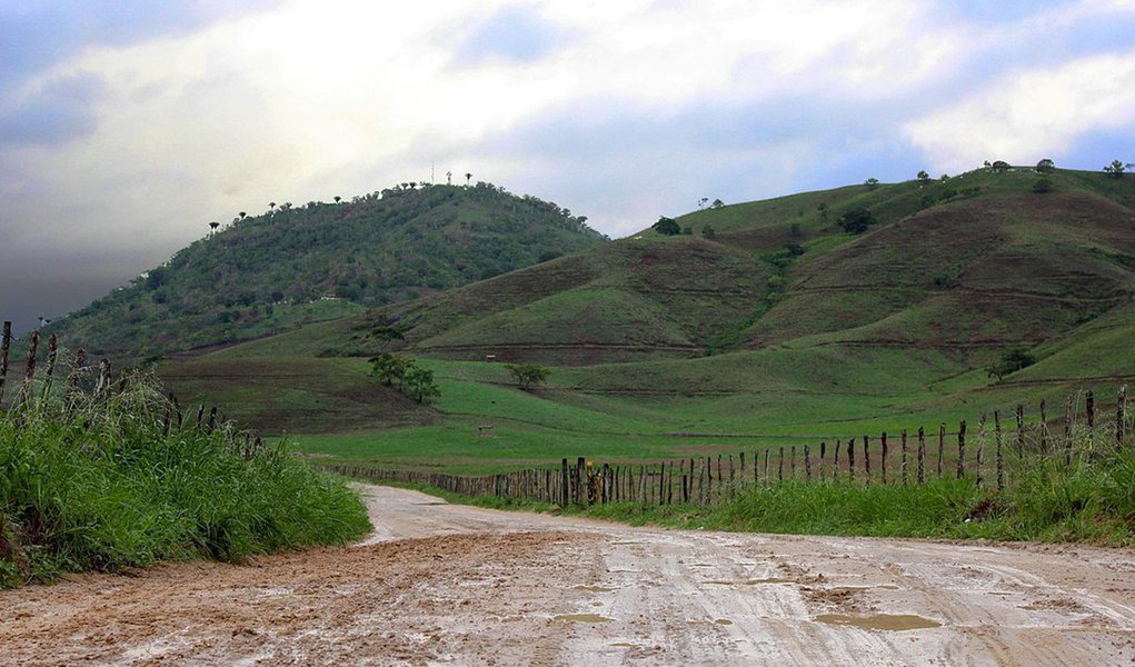 Considerado um local sagrado e de grande representatividade para o povo negro, onde foi criado o maior foco de resistência escrava do Brasil, o Quilombo dos Palmares, a Serra da Barriga, em Alagoas, vai receber o título de Patrimônio Cultural do Mercosul; certificação faz parte de uma série de ações que marcam o Mês da Consciência Negra no País; a Serra da Barriga é bem tombado pelo Iphan desde 1986 e monumento nacional desde 1988; “A diplomação é um marco para a cultura do nosso país. O local é símbolo da luta pela liberdade e igualdade entre os povos”, disse a secretária da Cultura em exercício, Rosiane Rodrigues