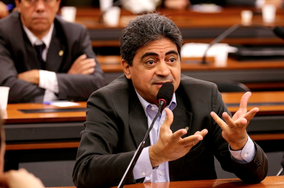 "Pode dar casamento político. Isso não é nenhum escândalo. As forças políticas às vezes racham, brigam, mas isso é normal", declarou o prefeito de Quixadá, Ilário Marques (PT), sobre uma possível aliança entre Camilo Santana (PT) e Eunício Oliveira (PMDB) para as eleições do próximo ano