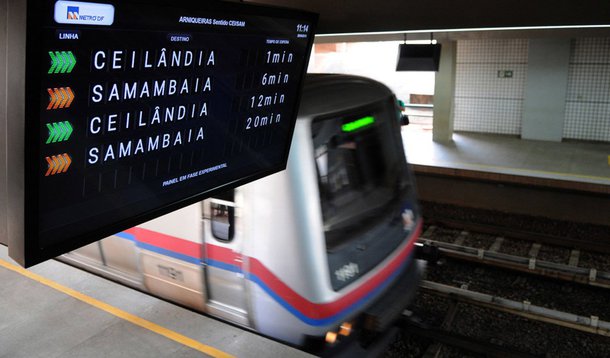 Por falta de funcionários, o Metrô/DF parou as atividades enquanto o Sindicato dos Metroviários (Sindmetrô) não disponibilizar servidores; a categoria diz haver quantitativo suficiente para o funcionamento dos trens; de acordo com o Metrô/DF, os trens voltam a circular se houver pelo menos 75% dos trabalhadores disponíveis; a assessoria de comunicação da estatal afirmou que a justiça estipulou efetivo mínimo de 90%