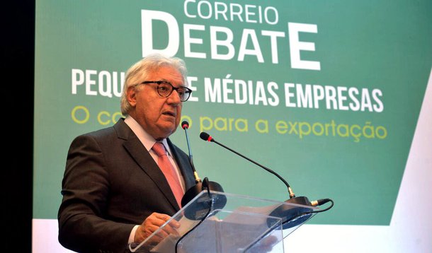 “Falta um olhar político para abrir caminho para as exportações das micro e pequenas empresas brasileiras”, afirmou o presidente do Sebrae, Guilherme Afif Domingos; de acordo com ele, falta mais integração entre os órgãos governamentais que atuam nas exportações e que é preciso enfrentar o corporativismo público e privado no Brasil, aprimorando a legislação vigente para evitar interesses cartoriais; o presidente do Sebrae afirmou que o governo precisa “não é uma política de exportação, é uma política de comércio exterior”