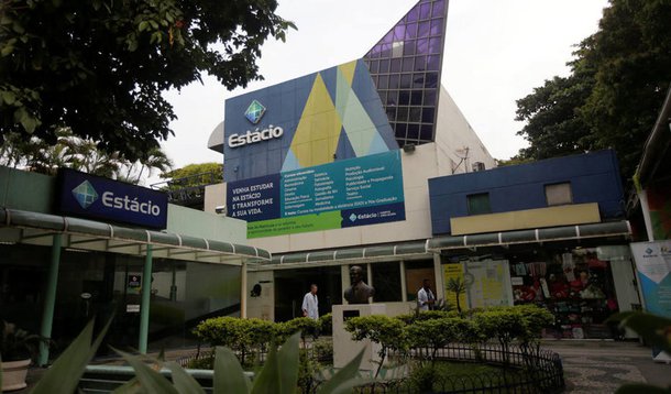 Professor e pesquisador Wander Lourenço questiona onde andam o órgão de investigação e o Ministério da Educação, "que não interferem no exercício deste desdouro difamatório que culminou na demissão de 1.200 docentes de forma humilhante e grosseira", e exige "um mínimo de respeito e valorização por nossas biografias, maculadas pela ganância exacerbada dos mentores deste genocídio acadêmico"; acadêmico lembra que as demissões da universidade do Rio são resultado da "tão propalada Reforma Trabalhista" de Temer; leia a íntegra