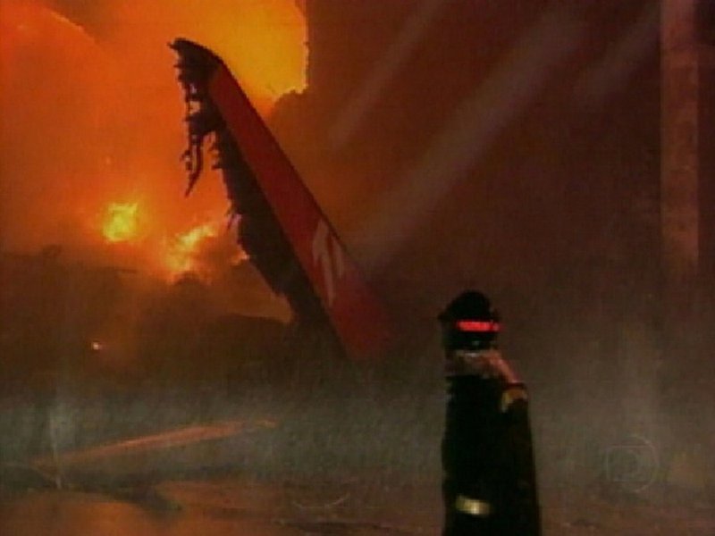 A Airbus, fabricante do avião da TAM que explodiu ao sair da pista do Aeroporto de Congonhas, em São Paulo, em 2007, vai pagar uma indenização de mais de R$ 30 milhões a um grupo de 33 familiares das vítimas; no acidente, morreram 199 pessoas e 10 anos depois, ninguém foi condenado pelo acidente; a Airbus foi acionada porque existiam suspeitas de uma falha mecânica no avião