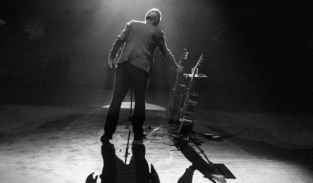 Durante estreia nacional do show Caravanas, em Belo Horizonte, o cantor e compositor Chico Buarque reforçou o coro de "Fora, Temer" entoado pelos fãs; "E é pouco", disse em resposta ao coro, à medida que os pedidos pela saída do presidente se avolumavam. "Eu não tava ouvindo bem porque a gente canta com esses fones enfiados no ouvido, agora eu ouvi bem o 'fora, Temer'", disse, após tirar os fones; "Acho que agora eu vou passar a usar esses fones permanentemente, porque lá no Rio, nos bairros chiques onde eu ando, volta e meia passam aquelas pessoas finas nos seus carros grandes e gritam 'viado, filho da puta!', 'viado, vai pra Cuba', 'vai pra Paris, viado'. O único consenso é o 'viado'", disse, rindo e fazendo a plateia rir