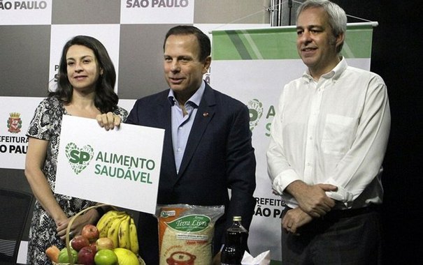 No último ano da gestão Haddad, foram firmados contratos de R$ 2,68 milhões para compra de arroz orgânico; Este ano, foram contratados somente R$ 205 mil para aquisição de bananas pela gestão João Doria (PSDB)