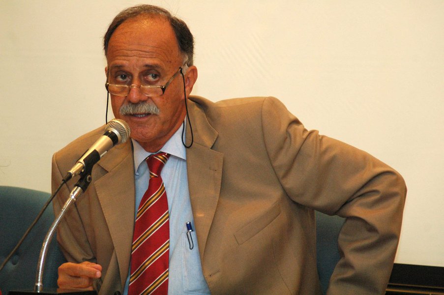 O PSOL decidiu pelo 'imediato' afastamento do deputado estadual Paulo Ramos do partido e iniciou, na comissão de ética do partido, seu processo de expulsão, após o parlamentar votar na tarde desta sexta-feira pela libertação dos três deputados do PMDB do Rio que foram presos nesta quinta; "O deputado Paulo Ramos, que já vinha se apresentando como desligado da bancada do PSOL, tomou hoje uma atitude inaceitável", diz a nota do PSOL