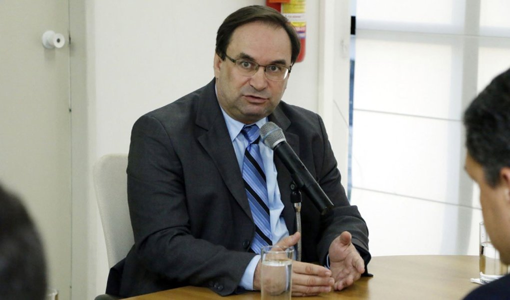 O vice-governador de Alagoas, Luciano Barbosa, que ocupa o cargo de secretário de Educação, foi exonerado da função para assumir o governo de Alagoas por uma semana, enquanto o governador Renan Filho (PMDB) viaja para o exterior; ausência de Renan se dá em virtude de uma viagem à Colômbia, onde participa de uma missão da Organização das Nações Unidas (ONU)