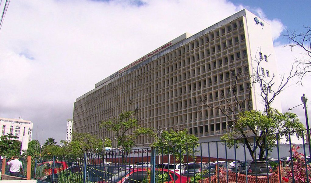 Crise econômica resultante das políticas econômicas governo Michel Temer e os seguidos aumentos no preço do gás de cozinha – que subiu seis vezes consecutivas desde agosto – resultou em um aumento surpreendente no número de pessoas queimadas atendidas no Hospital da Restauração, no Recife, uma das maiores emergências do Nordeste. Dos 40 internados atualmente na Unidade de Queimados do HR, 25 são decorrentes do uso de álcool, etanol ou gás clandestino, usados em substituição ao gás de cozinha comum; ocorrências do gênero já respondem por 62% dos casos atendidos pelo HR