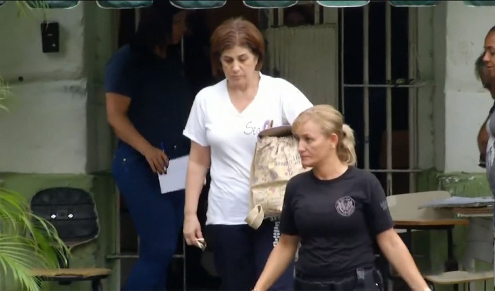 15ª Câmara Cível do Tribunal de Justiça do Rio de Janeiro (TJRJ) negou os recursos da ex-governadora do Rio Rosinha Garotinho e do ex-secretário de Comunicação do governo do Estado do Rio, Ricardo Oliveira Bruno, no processo em que ambos respondem por improbidade administrativa; decisão suspende os direitos políticos dos dois pelo prazo de cinco anos e, pelo mesmo período, ficam proibidos de receber benefícios ou incentivos fiscais, entre outras punições