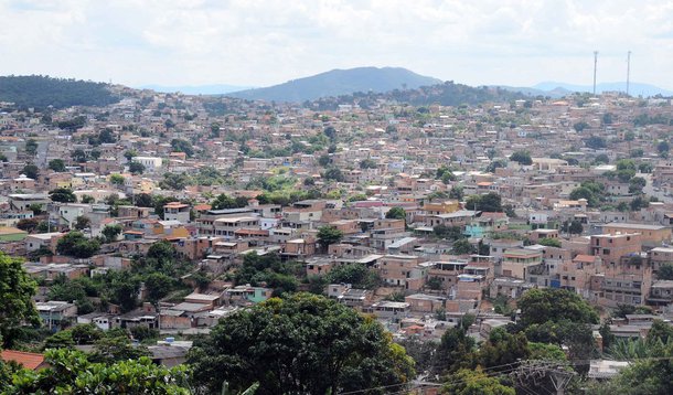 A Prefeitura de Belo Horizonte assinou uma carta de intenções que prevê a diminuição do número de homicídios em 50% em dez anos; a partir de um diagnóstico nos aglomerados da capital, o executivo definirá um plano de ações para reduzir a criminalidade; o projeto piloto será implementado no bairro Alto Vera Cruz, na região Leste de BH, que em 2016 registrou dez assassinatos
