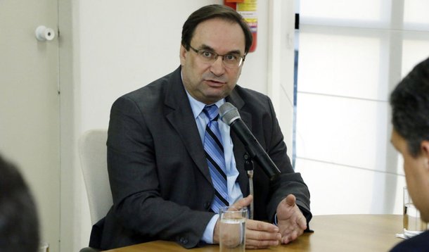 O vice-governador de Alagoas, Luciano Barbosa, que ocupa o cargo de secretário de Educação, foi exonerado da função para assumir o governo de Alagoas por uma semana, enquanto o governador Renan Filho (PMDB) viaja para o exterior; ausência de Renan se dá em virtude de uma viagem à Colômbia, onde participa de uma missão da Organização das Nações Unidas (ONU)