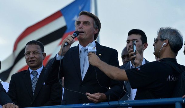 Na disputa pela presidência da República, o pré-candidato do PSC, Jair Bolsonaro (RJ), fica na primeira posição, com 17,2¨% dos votos entre os eleitores do Distrito Federal, seguido pelo ex-presidente Luiz Inácio Lula da Silva, com 12,2% dos votos; é o que aponta a pesquisa de opinião encomendada pelo Metrópoles ao Instituto Dados; na terceira posição, está o ex-ministro do Supremo Tribunal Federal Joaquim Barbosa (7,3%). Logo atrás aparece o juiz federal Sérgio Moro (6,4%)