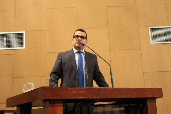 O deputado estadual Alex Lima (Podemos) comparou nesta terça-feira a capacidade de gerenciamento do governador Rui Costa (PT) e do prefeito de Salvador, ACM Neto (DEM), e disse que o democrata "deve muitas explicações aos baianos"; "De um lado temos um governador que segue trabalhando para manter a Bahia firme no caminho do progresso e do desenvolvimento. Já no outro lado temos um prefeito que é sócio do projeto golpista de Michel Temer e que vai ter que explicar aos baianos o apoio dado ao golpe, assim como a indicação de amigos para o governo ilegítimo e o motivo de tanta perseguição a um governo como o nosso", disse o deputado