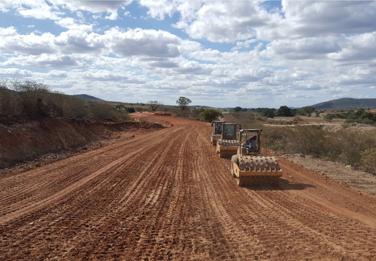 A obra na CE-232, que liga o município de Santana do Acaraú ao distrito de Ipaguaçu, contempla 13,3 quilômetros. Neles, serão realizados serviços de pavimentação, revestimento asfáltico, drenagem, obras d'arte correntes e especiais, sinalizações horizontal e vertical, além de proteção ambiental, com investimento de mais de R$ 10 milhões