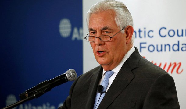 Secretário de Estado dos Estados Unidos, Rex Tillerson, propôs iniciar conversas diretas com a Coreia do Norte sem pré-condições, recuando da exigência norte-americana crucial de que primeiro Pyongyang precisa aceitar que abdicar de seu arsenal nuclear seria parte de qualquer negociação;"Vamos simplesmente nos reunir", disse Tillerson; nova abordagem diplomática de Tillerson surge quase duas semanas depois de a Coreia do Norte ter dito que testou com sucesso um novo míssil balístico intercontinental que coloca os EUA ao alcance de suas armas nucleares
