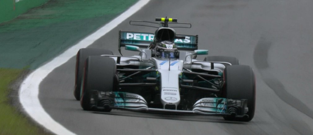 O treino classificatório para o GP do Brasil não foi dos melhores para o campeão Lewis Hamilton; ele bateu na barreira de pneus e ficou fora disputa pela pole; assim, a disputa ficou restrita entre o companheiro de equipe Valtteri Bottas, e a dupla de pilotos da Ferrari: Sebastian Vettel e Kimi Raikkonen; melhor para o finlandês da Mercedes, que com 1m08s322 anotou a terceira pole position dele na carreira