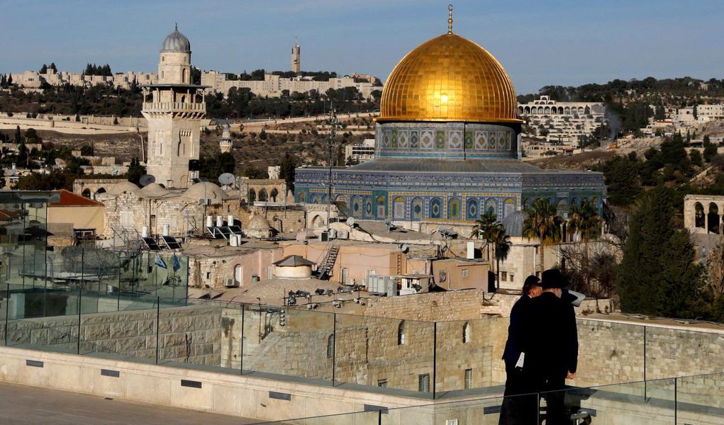 Lideranças evangélicas no Congresso Nacional querem que o Brasil siga o exemplo dos EUA e também reconheça Jerusalém como capital de Israel; "A comunidade evangélica aqui no Brasil vê com muitos bons olhos a atitude do governo Trump. É um movimento importante para que o Estado de Israel se firme, para que o povo judeu se firme, anunciando para o mundo que Jerusalém historicamente sempre foi a cidade santa dos judeus e do cristianismo", disse o deputado evangélico Jony Marcos (PRB-SE); parlamentares também querem que o Brasil pare de votar favoravelmente em resoluções da ONU que condenam ações de Israel em relação aos territórios palestinos; Itamaraty ainda não emitiu sequer uma nota sobre o assunto