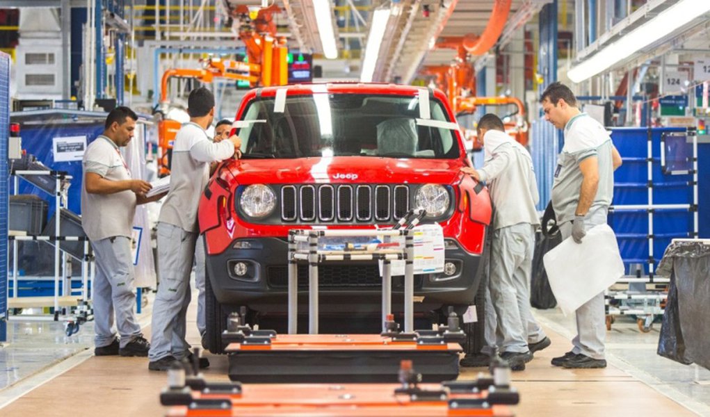 Economia brasileira retoma o crescimento, mas em ritmo moderado, de acordo com a Confederação Nacional da Indústria (CNI). A estimativa é de um crescimento do Produto Interno Bruto em 2017, de 1,1% e uma inflação de 2,9%; expansão da indústria fechará o ano em 0,2%, após três anos de queda, quando acumulou uma retração de 10,9%