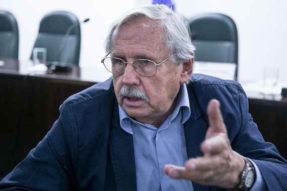 Na avaliação do professor titular de Pós-Graduação da Pontifícia Universidade Católica de São Paulo (PUC-SP) Ladislau Dowbor, o neoliberalismo repousa sobre "balelas" e a concentração de renda e de riqueza no planeta atingiu níveis obscenos; "Muito curiosamente, o teto de gastos paralisa as atividades próprias do Estado em educação, saúde, segurança, etc., mas libera a continuidade da transferência de recursos públicos para os bancos. O Brasil tem, hoje, cerca de 40 milhões de adultos que estão negativados. Essas pessoas não conseguem pagar suas contas relativas a comprar anteriores e, muito menos, efetuar novas compras. E as empresas também estão endividadas", diz ele