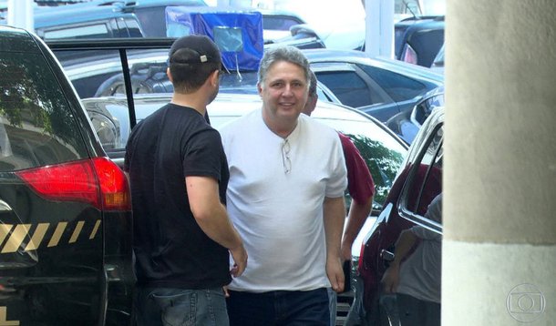 Ex-governador do Rio de Janeiro Anthony garotinho (PRB) foi levado da cadeia em Benfica, onde está preso desde o início da semana, para prestar depoimento na 21ª Delegacia de Polícia, em Bonsucesso, sore uma suposta agressão de que teria sido vítima no estabelecimento prisional; agentes da Secretaria de Administração Penitenciária, porém, afirmam que Garotinho teria se autolesionado; Garotinho alega que teve a sua cela invadida durante a madrugada e na confusão teria ralado o joelho e o pé