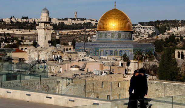 Lideranças evangélicas no Congresso Nacional querem que o Brasil siga o exemplo dos EUA e também reconheça Jerusalém como capital de Israel; "A comunidade evangélica aqui no Brasil vê com muitos bons olhos a atitude do governo Trump. É um movimento importante para que o Estado de Israel se firme, para que o povo judeu se firme, anunciando para o mundo que Jerusalém historicamente sempre foi a cidade santa dos judeus e do cristianismo", disse o deputado evangélico Jony Marcos (PRB-SE); parlamentares também querem que o Brasil pare de votar favoravelmente em resoluções da ONU que condenam ações de Israel em relação aos territórios palestinos; Itamaraty ainda não emitiu sequer uma nota sobre o assunto