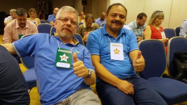 O militante do PT, Eri Castro, publicou em grupos de WhatsApp foto em que o deputado Waldir Maranhão aparece na reunião do Diretório Nacional do PT, no auditório do Novo Hotel Jaraguar, em São Paulo; o parlamentar maranhense (Avante), pré-candidato do Senado, que aparece na foto sentado ao lado do ex-presidente da Câmara Federal, Marcos Maia, pelo visto continua acreditando que o acordo que fez com o ex-presidente Lula, será cumprido