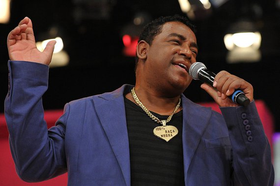 O vocalista Luiz Carlos, do grupo de pagode Raça Negra, sofreu repúdio nas redes sociais após comentários sobre abuso infantil no programa de Fátima Bernardes; para o vocalista,  “algumas meninas se comportam como mulher e que seria interessante evitar o uso de roupas curtas e maquiagem; nas redes sociais, os telespectadores repudiaram os comentários: “Que pensamento machista do Luiz”, afirmou uma twitteira; Luiz Carlos se arrependeu e acabou pedindo desculpas: “Tenho 60 anos e tive uma criação muito rígida, minha convicção é plena em dizer que não existe justificativa para violência