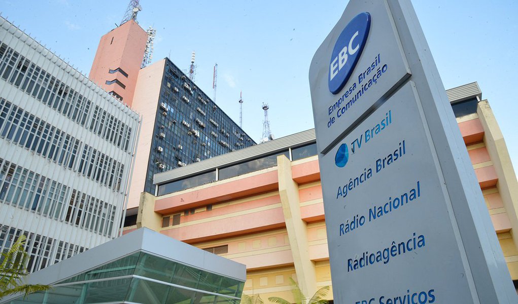 Sob a presidência de Laerte Rimoli, que é acusado de racismo, a Empresa Brasil de Comunicação (EBC) avança no processo de desmonte como empresa abre na próxima segunda-feira (18) Plano de Demissão Voluntária (PDV); nos três primeiros meses de 2019, a estimativa é que a EBC economize R$ 42 milhões com pessoal; empregado que aderir ao plano terá o incentivo financeiro de 24 salários mensais, limitado ao valor máximo mensal de R$ 10 mil (teto de R$ 240 mil)