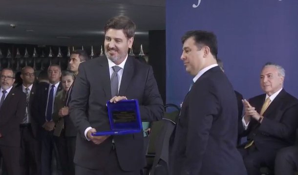 O novo diretor-geral da Polícia Federal, Fernando Segóvia, afirmou que vai buscar o combate “incansável” da corrupção no País, que vai continuar como prioridade em sua gestão à frente da corporação; “É nesse espírito de equipe, todos unidos, que buscaremos o combate incansável à corrupção no Brasil, o que continuará sendo a agenda prioritária da Polícia Federal, tendo como premissa a continuidade de operações especiais, tais como Lava Jato, Cui Bono (e tantas outras)”, disse Segóvia, durante cerimônia de transmissão de cargo no Ministério da Justiça; Segóvia subiu ao cargo após defesa do ministro Elisei Padilha, um dos investigados na Lava Jato