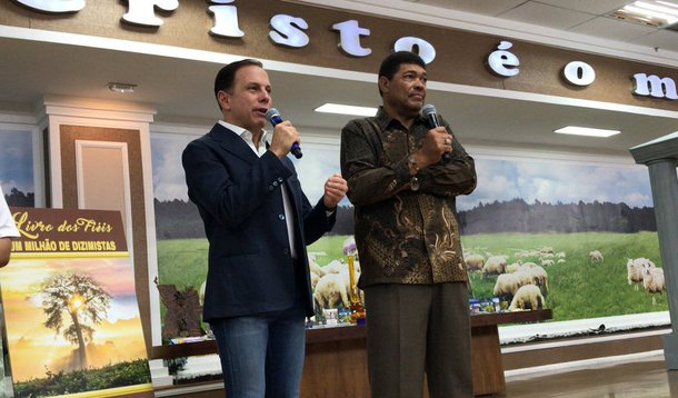 Prefeito de São Paulo, João Doria (PSDB), esteve na Igreja Mundial do Poder de Deus; segundo rele, "foi muito emocionante ver mais de 15 mil pessoas orando". E que "o brasileiro tem uma fé inabalável"; para o prefeito, "celebrar a fé é celebrar a vida. Deus abençoe nossa gente";há pouco mais de um mês, Doria esteve com o arcebispo de São Paulo, d. Odilo Scherer, para desfazer "mal entendidos" a respeito da ração humana; em fevereiro, Doria já havia se encontrado com Valdemiro Santiago ao visitar a a Cidade Mundial dos Sonhos de Deus do "apóstolo" Santiago – aliado de Geraldo Alckmin (PSDB)