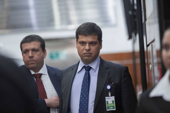 O ex-procurador da República Marcello Miler prestou depoimento nessa sexta-feira, 8, por cerca de 10 horas à Procuradoria Regional da República da 2ª Região, no centro do Rio de Janeiro; na saída do depoimento, seu advogado, André Perecmanis, afirmou que o pedido de prisão de seu cliente, apresentado pelo procurador-geral da República, Rodrigo Janot, "causa espécie e indignação"; mas ressaltou que ainda não havia sido informado oficialmente sobre o pedido: "Soube pela imprensa", disse, ao sair do prédio do Ministério Público Federal; ele é suspeito de ter facilitado o acordo de delação premiada da JBS quanto era auxiliar do procurador-geral da República, Rodrigo Janot 