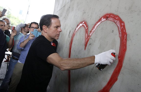 Sinal amarelo já acendeu para o prefeito de São Paulo, João Doria (PSDB), que decidiu abandonar a capital paulista para percorrer o País na traição ao padrinho político, Geraldo Alckmin, por uma candidatura a presidente pelo PSDB; segundo pesquisas de auxiliares de Doria, sua popularidade caiu desde o início das viagens e mais de 70% dos paulistanos reprovam a ideia de Doria deixar a prefeitura para disputar outro cargo