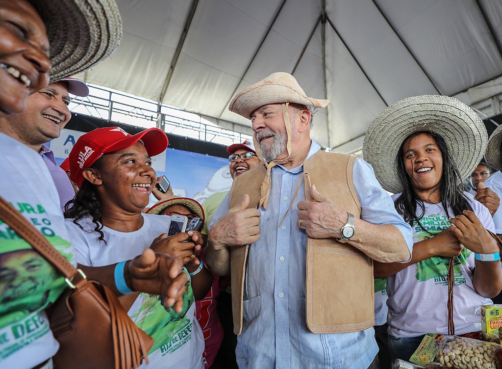 Com a caravana Lula Pelo Brasil, o ex-presidente Lula chega ao Piauí na próxima sexta-feira (1), e fica até a segunda (4); ele vai visitar as cidades de Marcolândia, Picos, Altos e Teresina; a caravana é uma plataforma para articular, junto com a sociedade, uma estratégia de desenvolvimento e inclusão social para o Brasil; Lula também denuncia os malefícios do golpe contra Dilma Rousseff