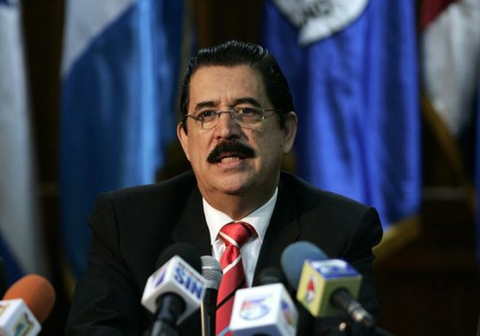 "Estamos em um estado de sítio, as pessoas nas ruas, há mortos, assassinados e o Departamento de Estado dos Estados Unidos não se pronuncia. Penso que eles endossam a fraude", diz Manuel Zelaya, alvo de um golpe em 2009, que abriu a nova onde de intervenções norte-americanas na América Latina